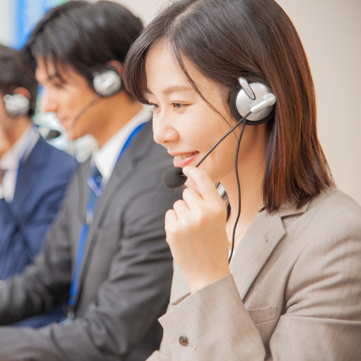 電話対応している女性